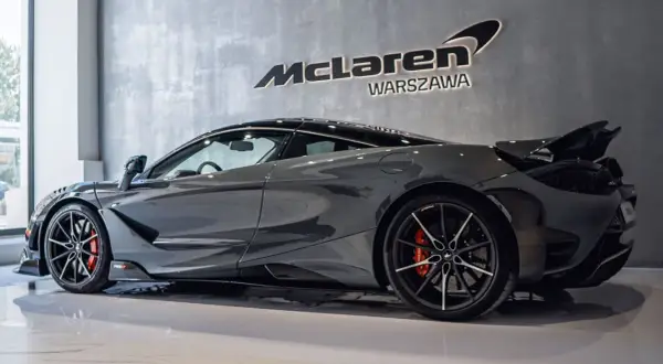 Szary McLaren w salonie McLaren Warszawa. Sprawdź aktualną mclaren cena i spełnij marzenie o supersamochodzie.