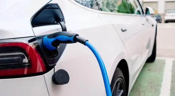 Od kiedy tylko samochody elektryczne? Sprawdź, co to oznacza dla Ciebie