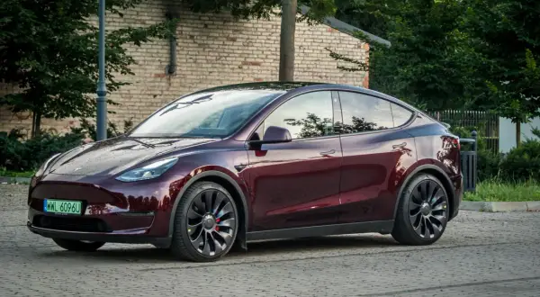 Tesla ile do 100 km/h - porównanie przyspieszenia modeli, które zaskakuje