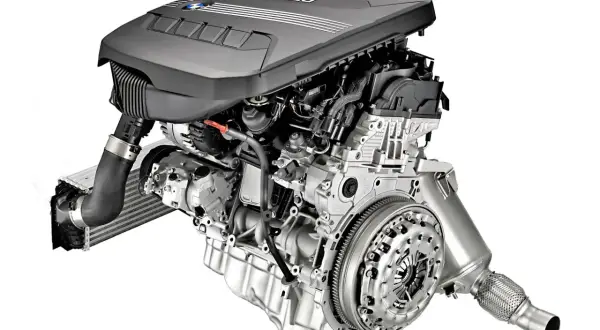 Silnik BMW n47 z turbosprężarką i elementami układu napędowego.