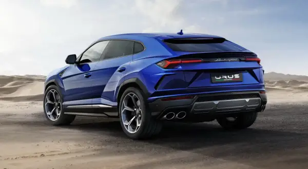 Niebieski Lamborghini Urus na pustyni. Sprawdź, jaka jest aktualna lamborghini urus cena i możliwości tego SUV-a.