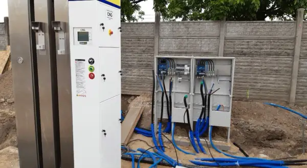 Nowe stacje CNG w Warszawie w trakcie budowy. Widać nowoczesne dystrybutory i skrzynki elektryczne z przewodami.