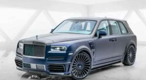 Niebieski Rolls-Royce Cullinan z masywnymi felgami. Sprawdź, jaka jest rolls royce cullinan cena i czy Cię na niego stać.