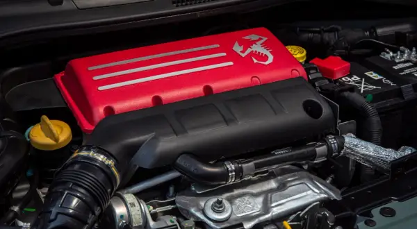 Silnik 1.4 T-Jet z czerwonymi elementami i logo Abarth.