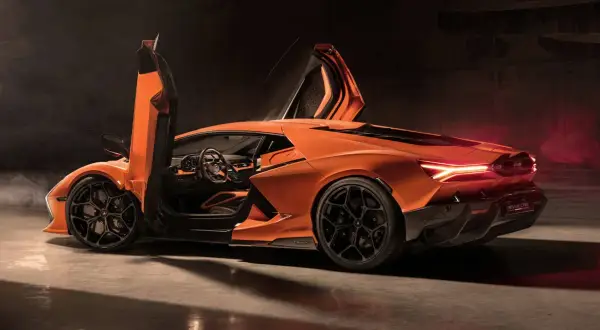 Pomarańczowe Lamborghini Revuelto z otwartymi drzwiami i podniesionymi maskami, widok z boku i tyłu.