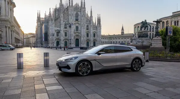 Srebrny Denza Z9 GT na tle Katedry Duomo w Mediolanie. Sprawdź aktualną denza z9 gt cena!