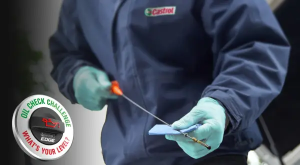 Sprawdź, ile oleju do silnika jest w Twoim samochodzie. Wskaźnik poziomu oleju Castrol Edge pokazuje, czy Twój poziom jest odpowiedni.