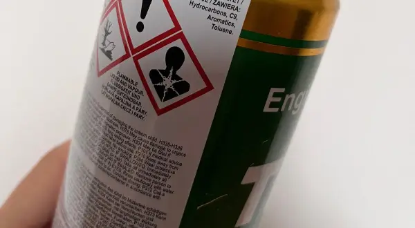 Szukasz jaka najlepsza płukanka do silnika? Ten produkt zawiera węglowodory, aromaty i toluen, co może sugerować jego skuteczność.