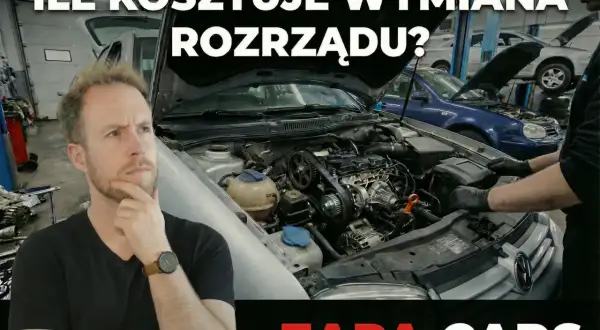 Zastanawiasz się nad wymianą rozrządu? Cena tej usługi w ZAPA CARS jest przystępna. Mechanik pracuje przy silniku.