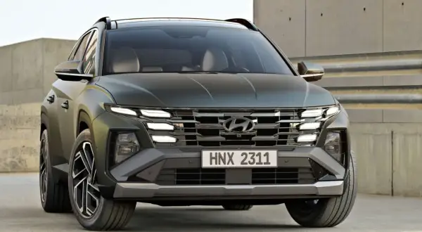 Nowy Hyundai Tucson 2025 w ciemnozielonym kolorze, z charakterystycznym grillem i nowoczesnymi światłami, gotowy na podbój dróg.