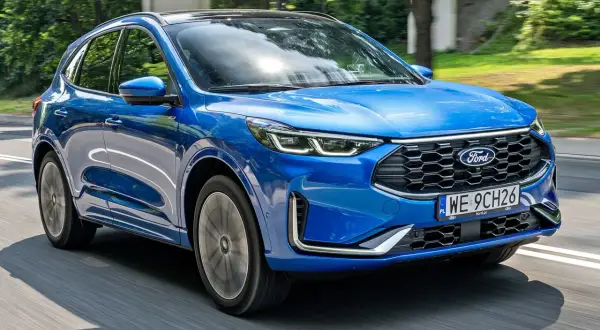 Niebieski Ford Kuga w ruchu drogowym. Sprawdź aktualną ford kuga cena i wybierz swój wymarzony SUV.