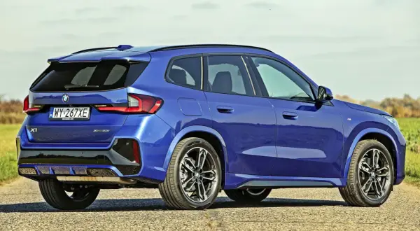 Niebieskie BMW X1 xDrive23i na drodze. Sprawdź aktualną bmw x1 cena i dostępne konfiguracje.