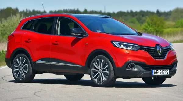 Czerwony Renault Kadjar na drodze. Zastanawiasz się, jaki silnik najlepszy do tego modelu?