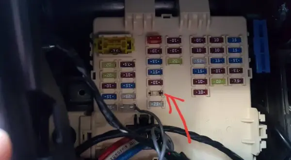 Jak podnieść szybę elektryczną w samochodzie, gdy nie działa?