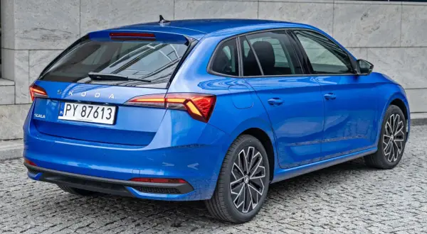 Niebieska Skoda Scala z bliska, widok z tyłu. Sprawdź aktualną skoda scala cena i dostępne wersje.