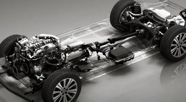 Szkielet samochodu z silnikiem i elementami układu napędowego. Widoczny jest system mild hybrid, podkreślający nowoczesną technologię.