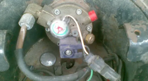 Zawór gazowy LPG z manometrem. Dowiedz się, jak zakręcić gaz w butli LPG, aby zapewnić bezpieczeństwo.