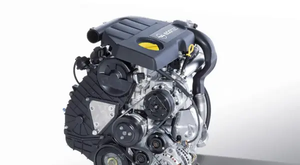 Silnik CDTI Ecotec marki Opel, z widocznymi paskami i osłonami.