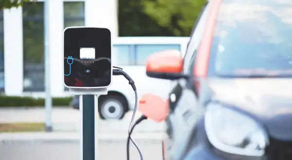 Ile kilometrów przejedzie samochód elektryczny? Zaskakujące fakty i modele