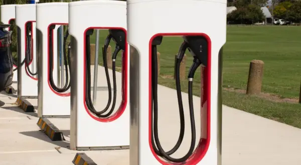 Ile kosztuje ładowanie Tesli? Sprawdź, jak zaoszczędzić na energii