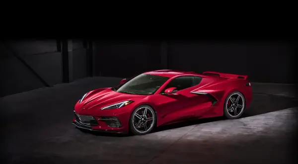 Czerwony Chevrolet Corvette C8 w garażu. Sprawdź, jaka jest corvette c8 cena i zacznij marzyć o własnym!