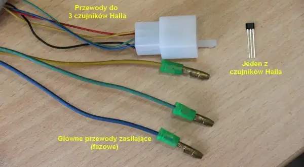 Trzy przewody zasilające i jeden czujnik Halla, gotowe do podłączenia.