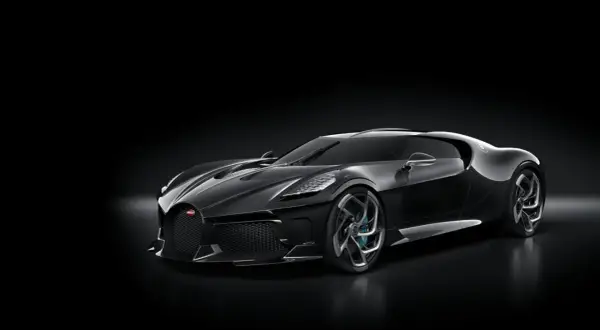 Elegancki Bugatti La Voiture Noire, lśniący w mroku, symbol luksusu i mocy.