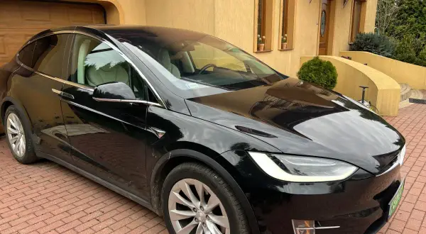 Ile kosztuje przejechanie 100 km tesla? Zaskakujące różnice w cenach