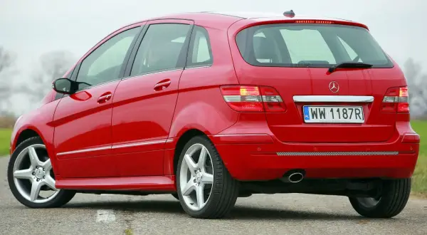 Czerwony Mercedes B klasa, zapytanie o jaki silnik benzynowy.