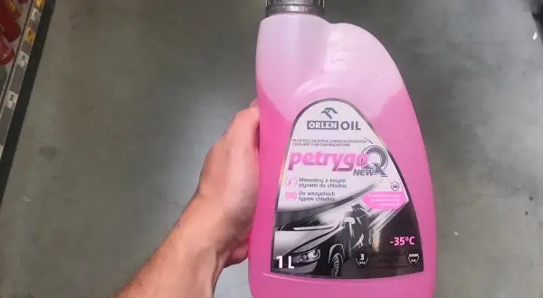 Różowy płyn chłodniczy Orlen Oil Petrygo Q. Czy pasuje do Toyoty? Ten uniwersalny płyn jest mieszalny z innymi.