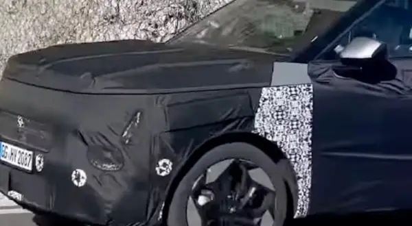 Zamaskowany Hyundai Matrix na testach drogowych. Nowy model w kamuflażu, z widocznymi felgami i tablicą rejestracyjną.