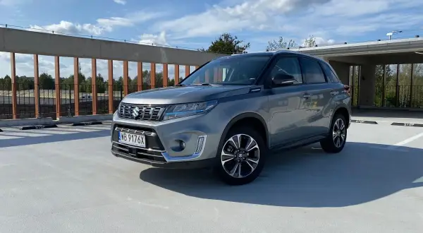 Szary Suzuki Vitara na parkingu. Zastanawiasz się, jaki silnik najlepszy do tego modelu?
