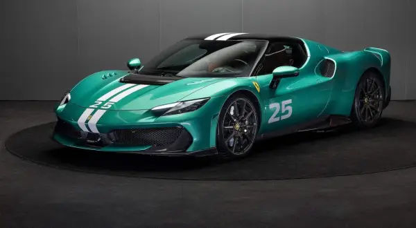Zielony Ferrari 296 GT3 z białymi pasami i numerem 25, gotowy do wyścigu.