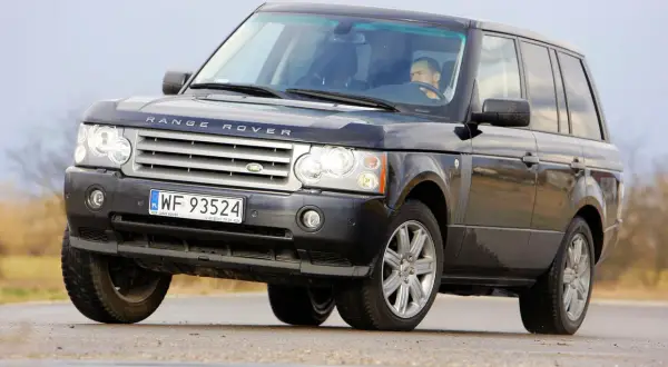 Czarny Range Rover L322 z polskimi tablicami rejestracyjnymi WF 93524 jedzie po drodze.