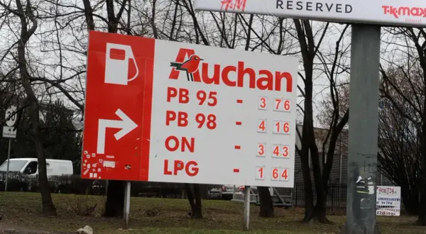 Aktualne ceny LPG Warszawa: Auchan pokazuje 1,64 zł za litr. Obok ceny benzyny i oleju napędowego.