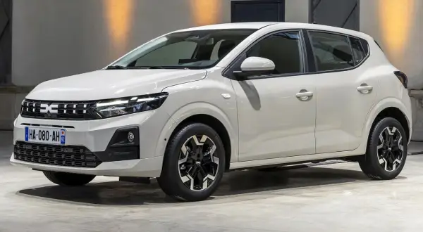 Biała Dacia Sandero 2025 z nowoczesnym grillem i felgami. Gotowa na miejskie przygody.