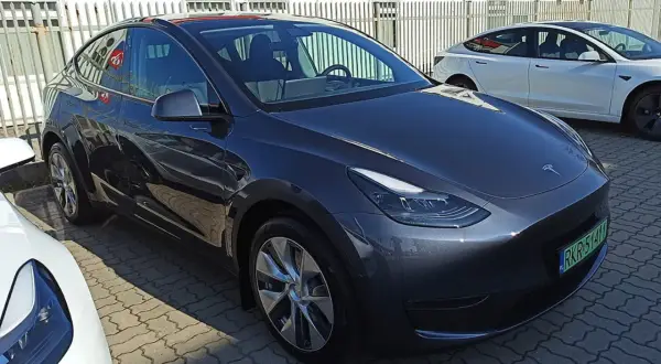 Tesla ile kWh: Jak efektywne są modele Tesla w zużyciu energii?