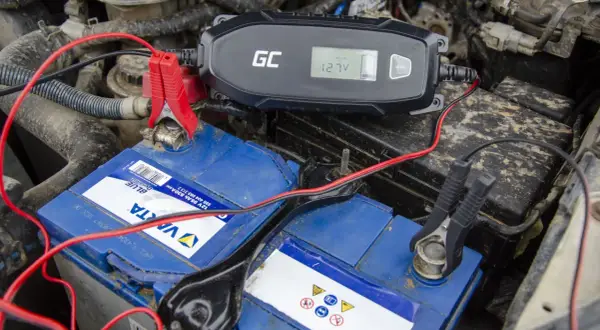 Ładowarka GC podłączona do akumulatora VARTA pokazuje 12.7V. Sprawdzamy, jak szybko alternator ładuje akumulator.