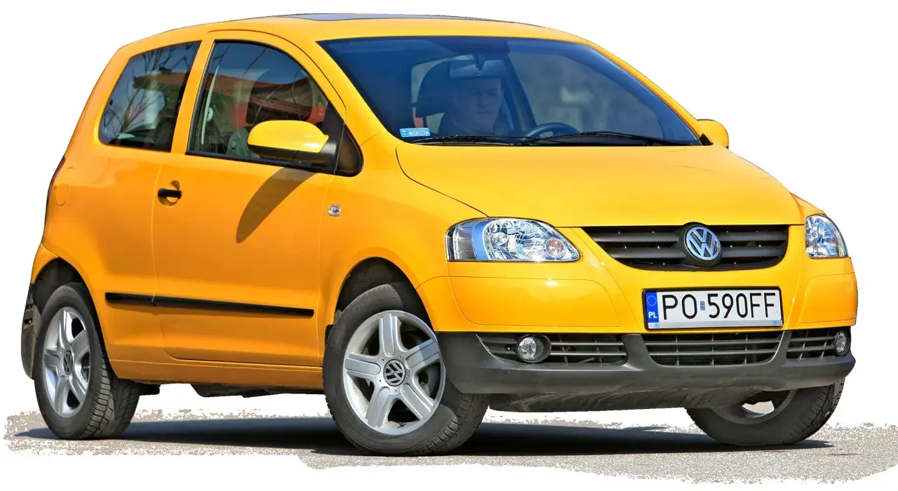 Żółty Volkswagen Fox z polskimi tablicami PO 590FF, gotowy do jazdy.
