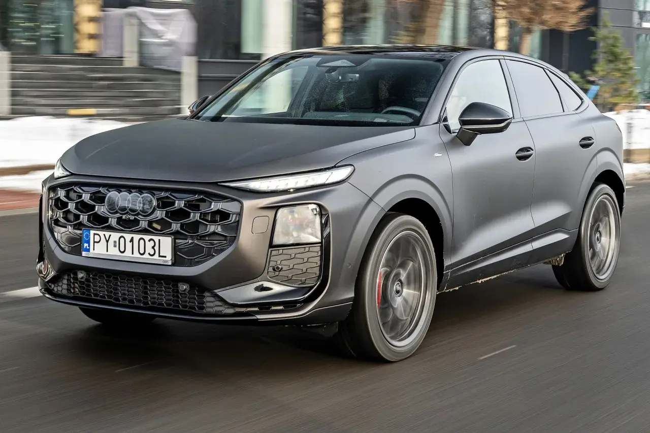 Szary Audi Q3 Sportback w ruchu. Sprawdź aktualną audi q3 cena i ofertę.