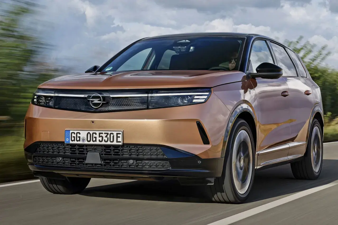 Brązowy Opel Grandland w ruchu. Sprawdź atrakcyjną opel grandland cenę i odkryj jego możliwości.