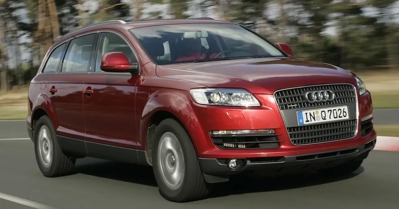 Czerwony Audi Q7 w ruchu. Sprawdź aktualną audi q7 cena i możliwości tego luksusowego SUV-a.