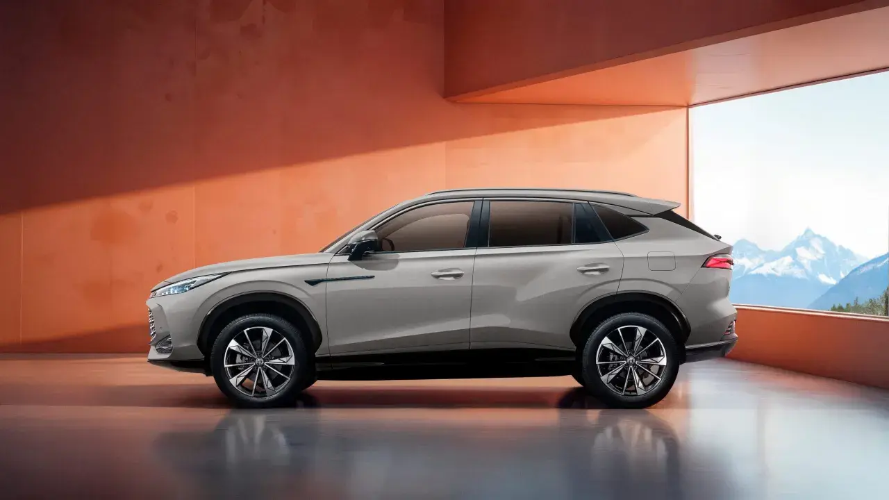 Elegancki, szary SUV MG. Sprawdź jego cenę i możliwości.