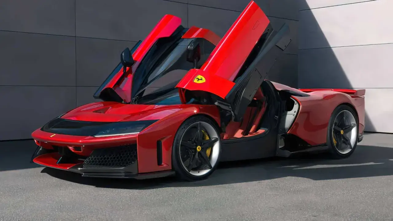 Czerwone Ferrari F80 z otwartymi drzwiami typu "gullwing", gotowe do startu.
