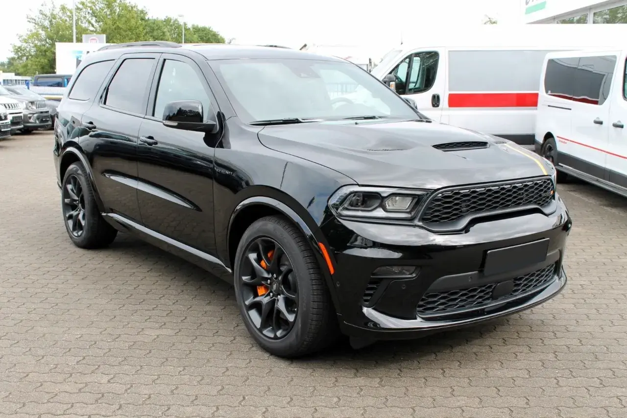 Czarny Dodge Durango 5.7 Hemi z pomarańczowymi zaciskami hamulcowymi, gotowy na przygodę.