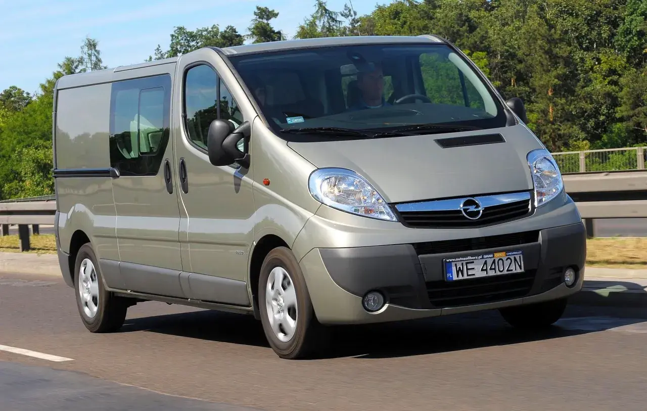 Srebrny Opel Vivaro 2.0 CDTI w ruchu drogowym, z kierowcą za kierownicą.