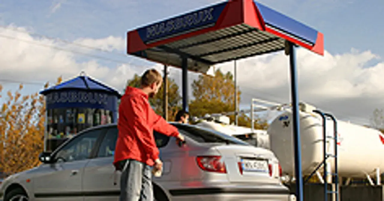 Mężczyzna tankuje samochód na stacji LPG. Ekologiczne rozwiązania lpg to przyszłość motoryzacji.