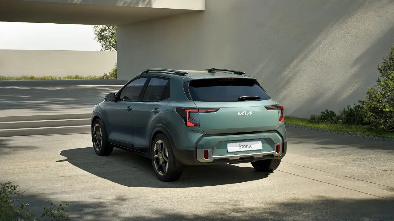 Zielony Kia Stonic z tyłu, nowoczesny design. Sprawdź atrakcyjną kia stonic cena i wyposażenie.
