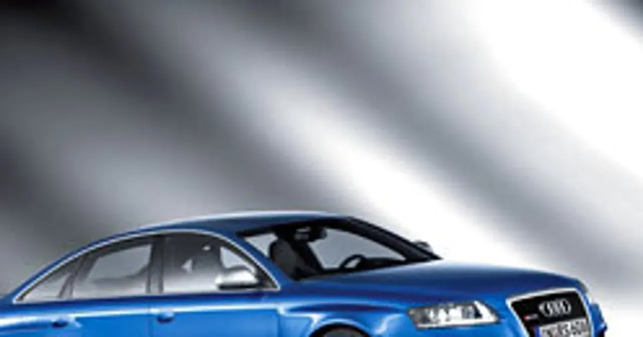 Niebieski Audi RS6 sedan, sportowa limuzyna z charakterystycznym grillem i reflektorami, gotowa do dynamicznej jazdy.