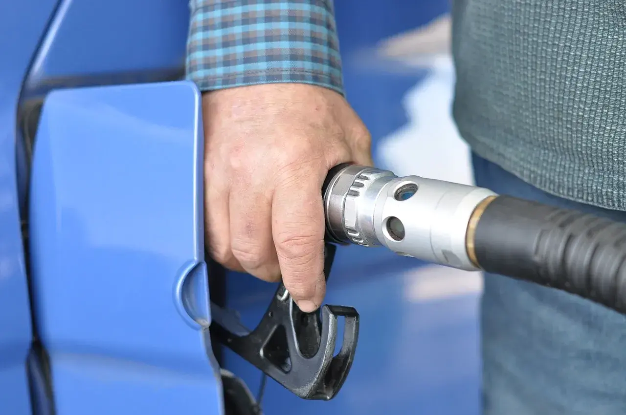 Dłoń trzymająca pistolet do tankowania gazu LPG. Słychać pikanie gazu LPG od razu po włączeniu.